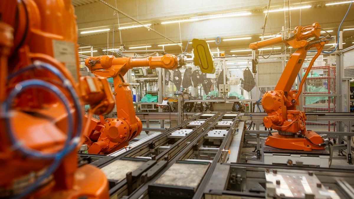 Linia produkcyjna z robotami — silniki i falowniki to energia indukcyjna i harmoniczne