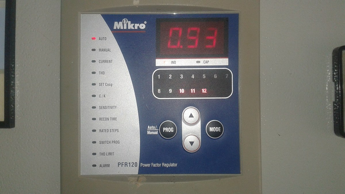 Regulator mocy biernej pokazujący cos φ 0,93